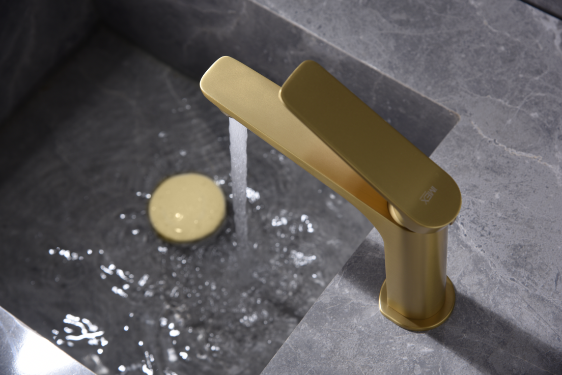 Brushed Gold Bathroom Sink Faucet Single Handle, detail view