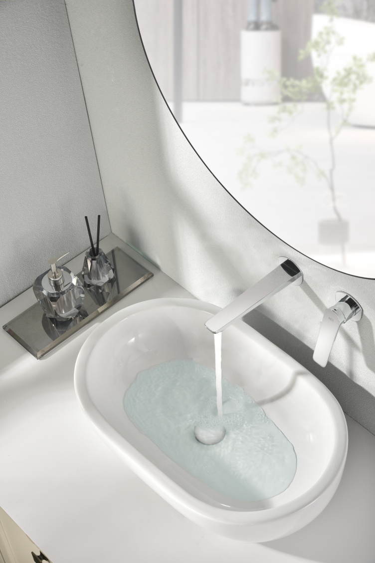 Chrome Single-Handle Bathroom Sink Faucet Modern Design, in a bathroom setting