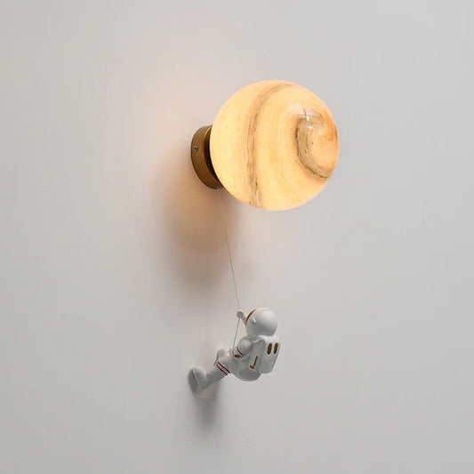 Lámpara de pared minimalista con diseño de luna y astronauta