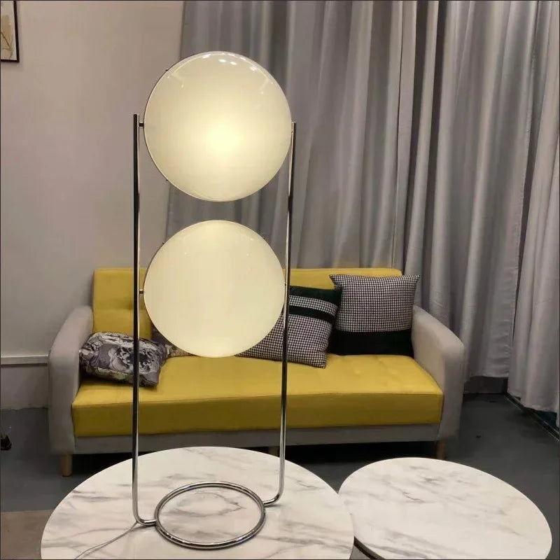 Lámpara de pie metálica con doble bola triple