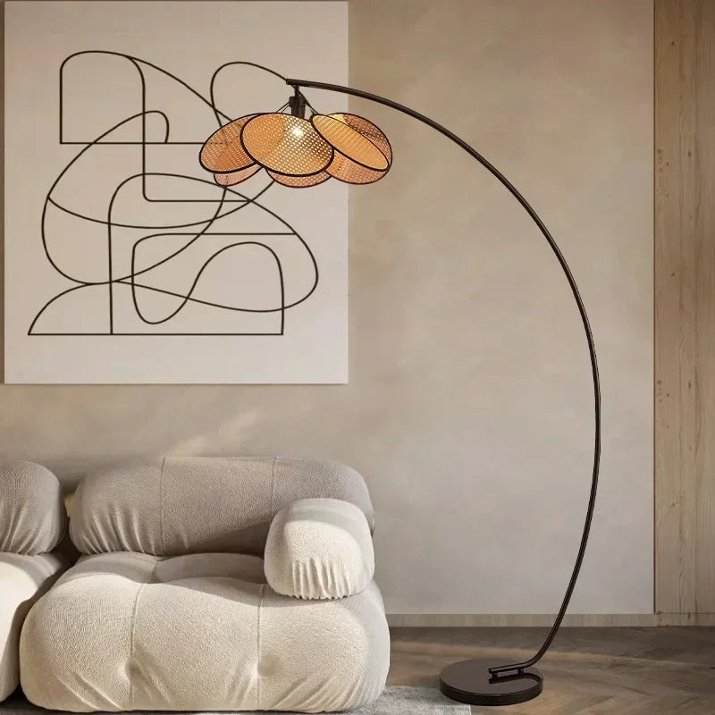 Lámpara de pie LED de ratán con flores