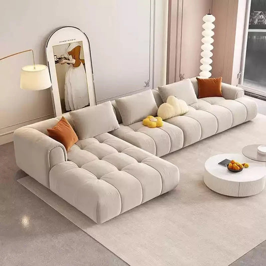 Apartamento pequeño italiano minimalista moderno de lujo con sala de estar, color crema, viento, fila recta, nubes, puffs, malvavisco, sofá