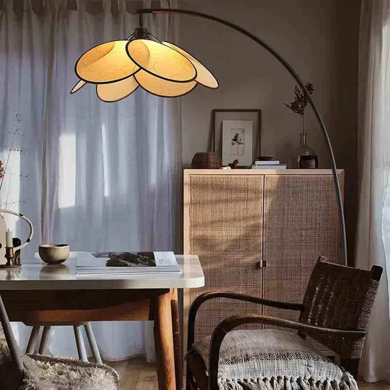 Lámpara de pie LED de ratán con flores