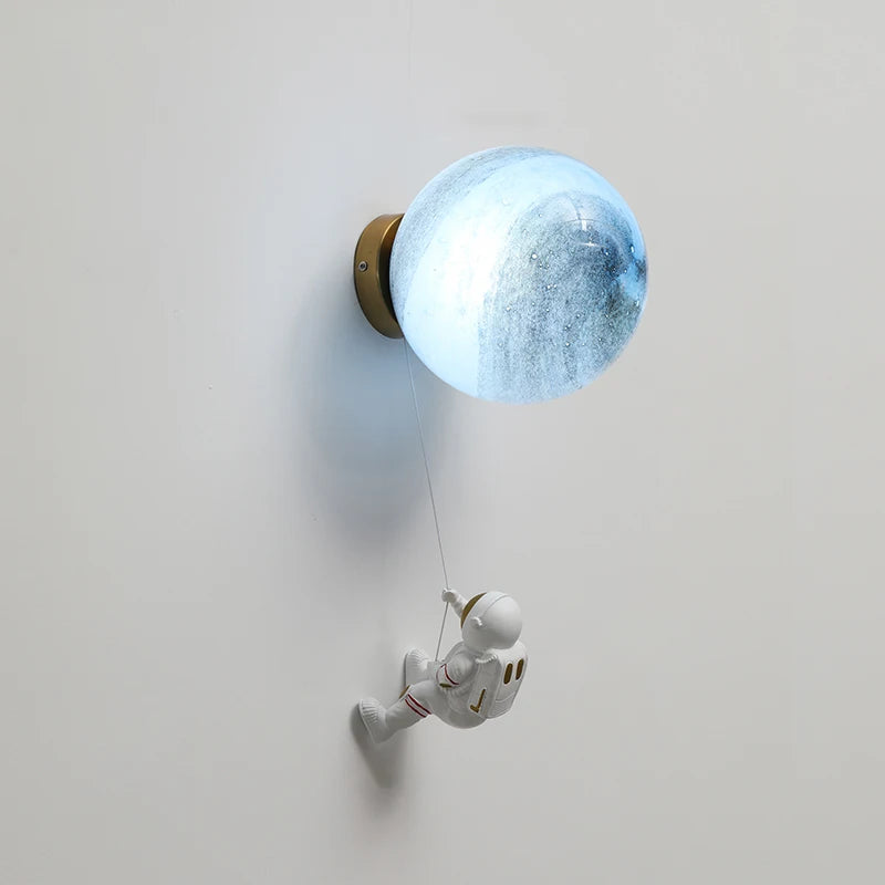 Lámpara de pared minimalista con diseño de luna y astronauta