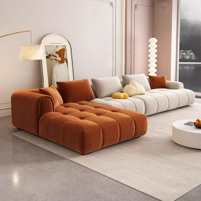 Apartamento pequeño italiano minimalista moderno de lujo con sala de estar, color crema, viento, fila recta, nubes, puffs, malvavisco, sofá