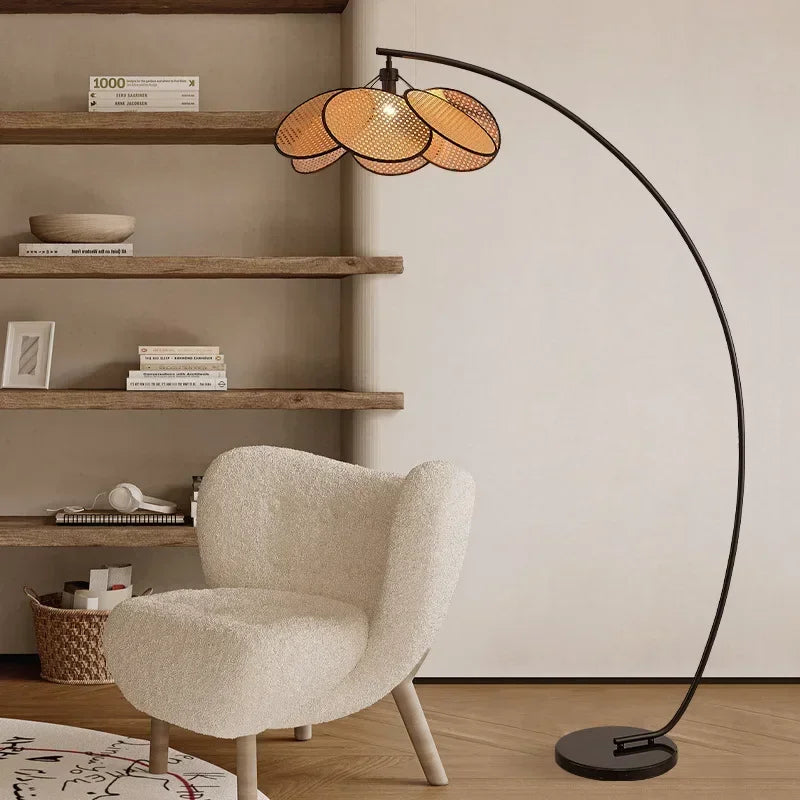 Lámpara de pie LED de ratán con flores