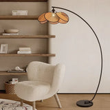 Lámpara de pie LED de ratán con flores