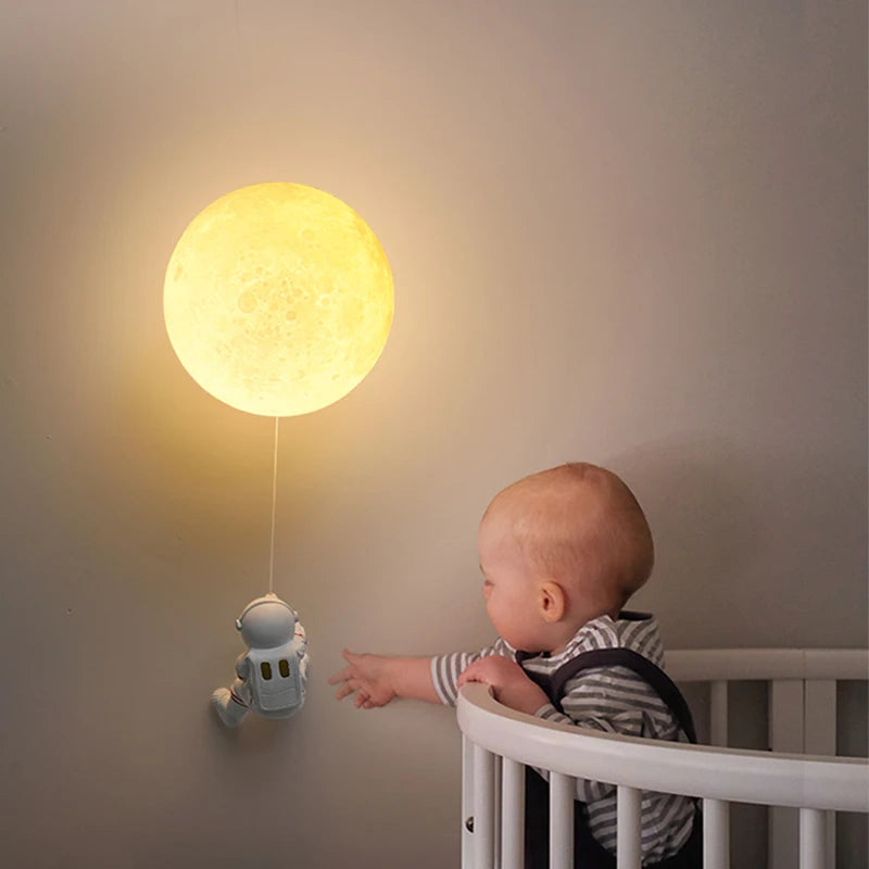 Lámpara de pared minimalista con diseño de luna y astronauta
