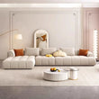 Apartamento pequeño italiano minimalista moderno de lujo con sala de estar, color crema, viento, fila recta, nubes, puffs, malvavisco, sofá