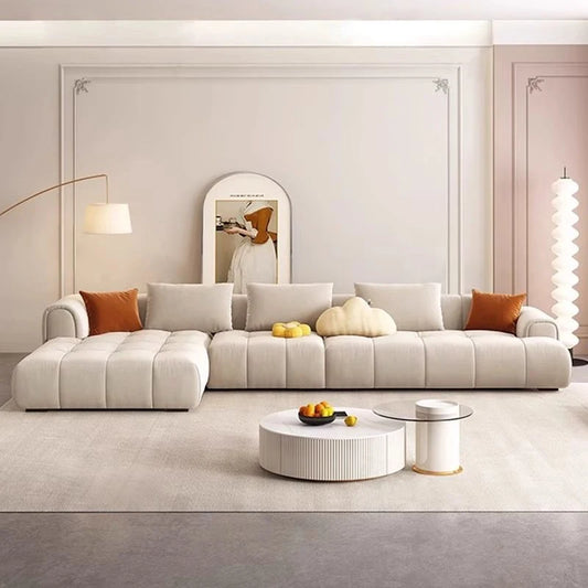 Apartamento pequeño italiano minimalista moderno de lujo con sala de estar, color crema, viento, fila recta, nubes, puffs, malvavisco, sofá
